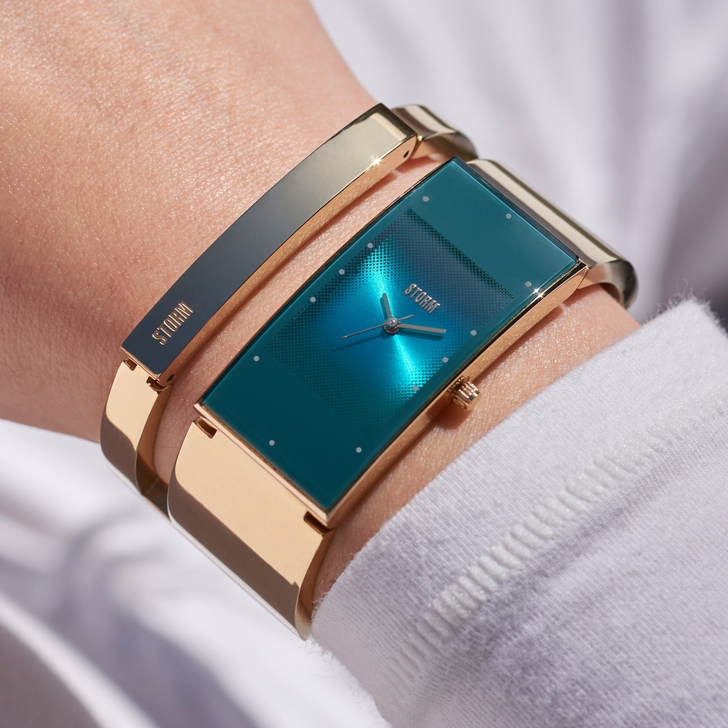 ALVARA GOLD TEAL WRIST 1