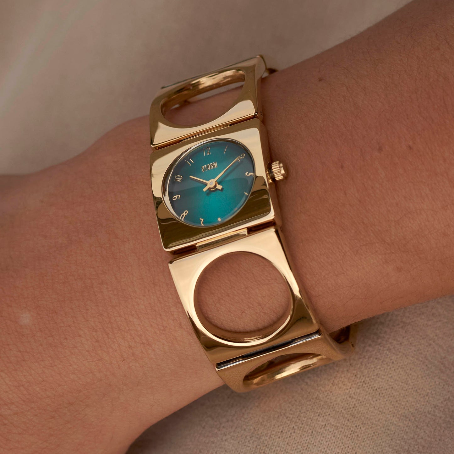 GROOVY V2 GOLD TEAL WRIST 1