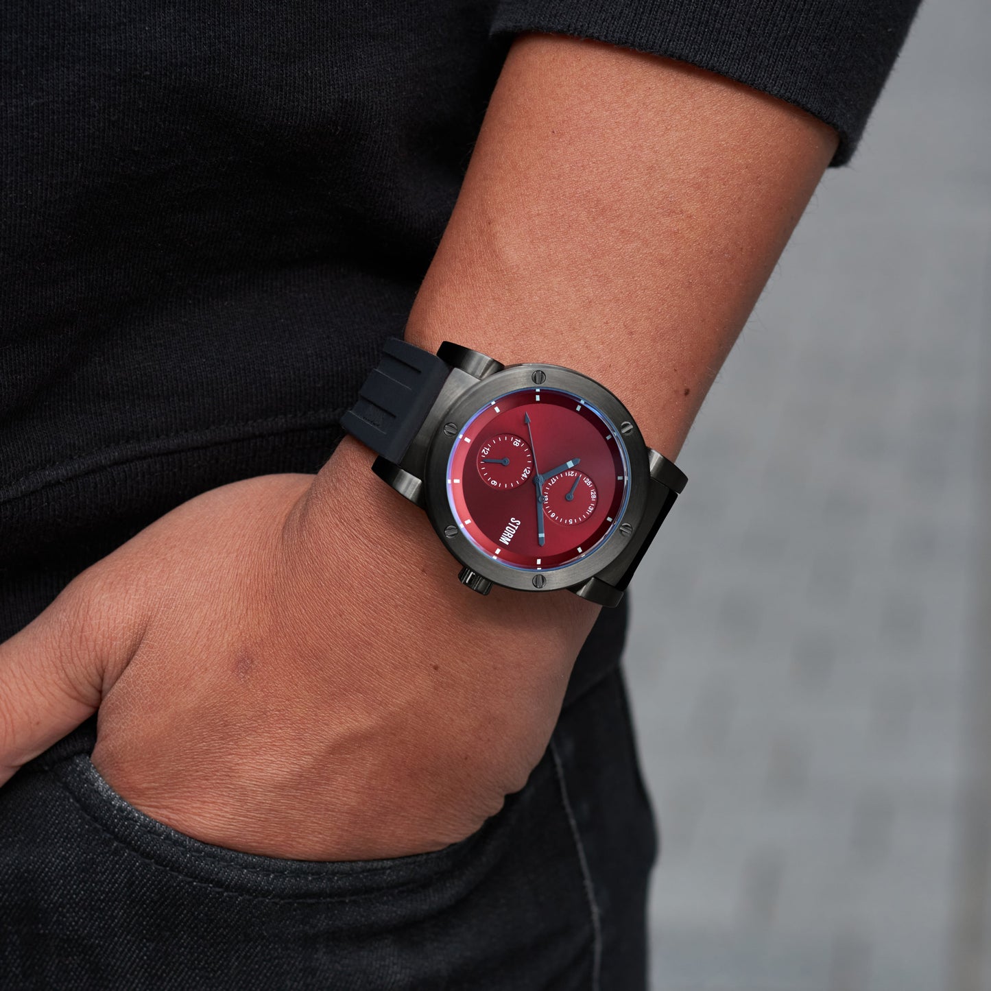 STORM HYDRON V2 RUBBER SLATE RED WRIST 2