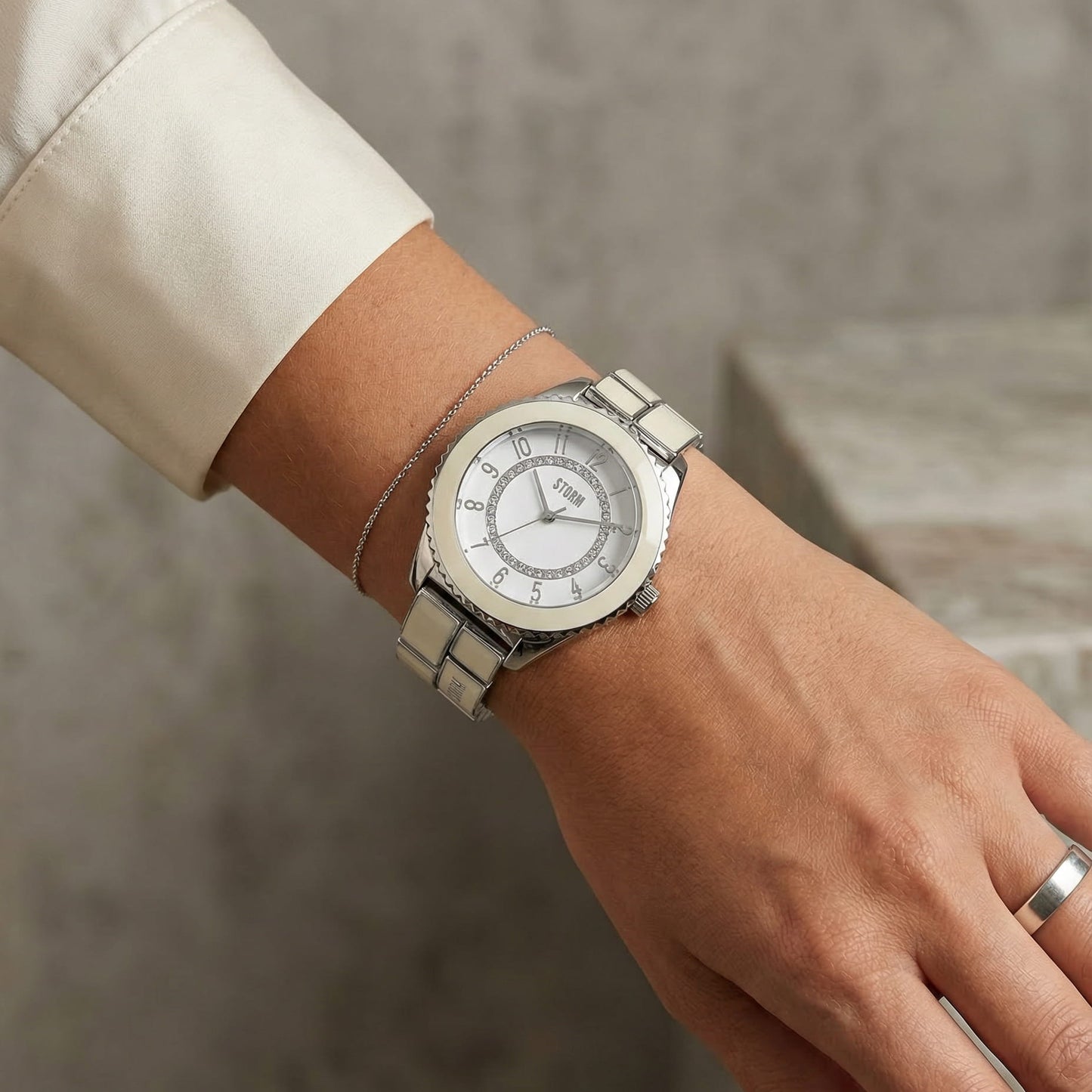 ZARINA_WHITE WRIST
