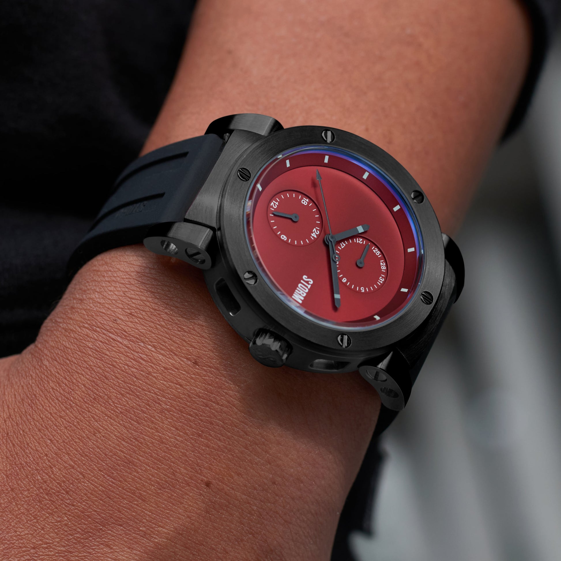 HYDRON V2 RUBBER SLATE RED WRIST VIEW