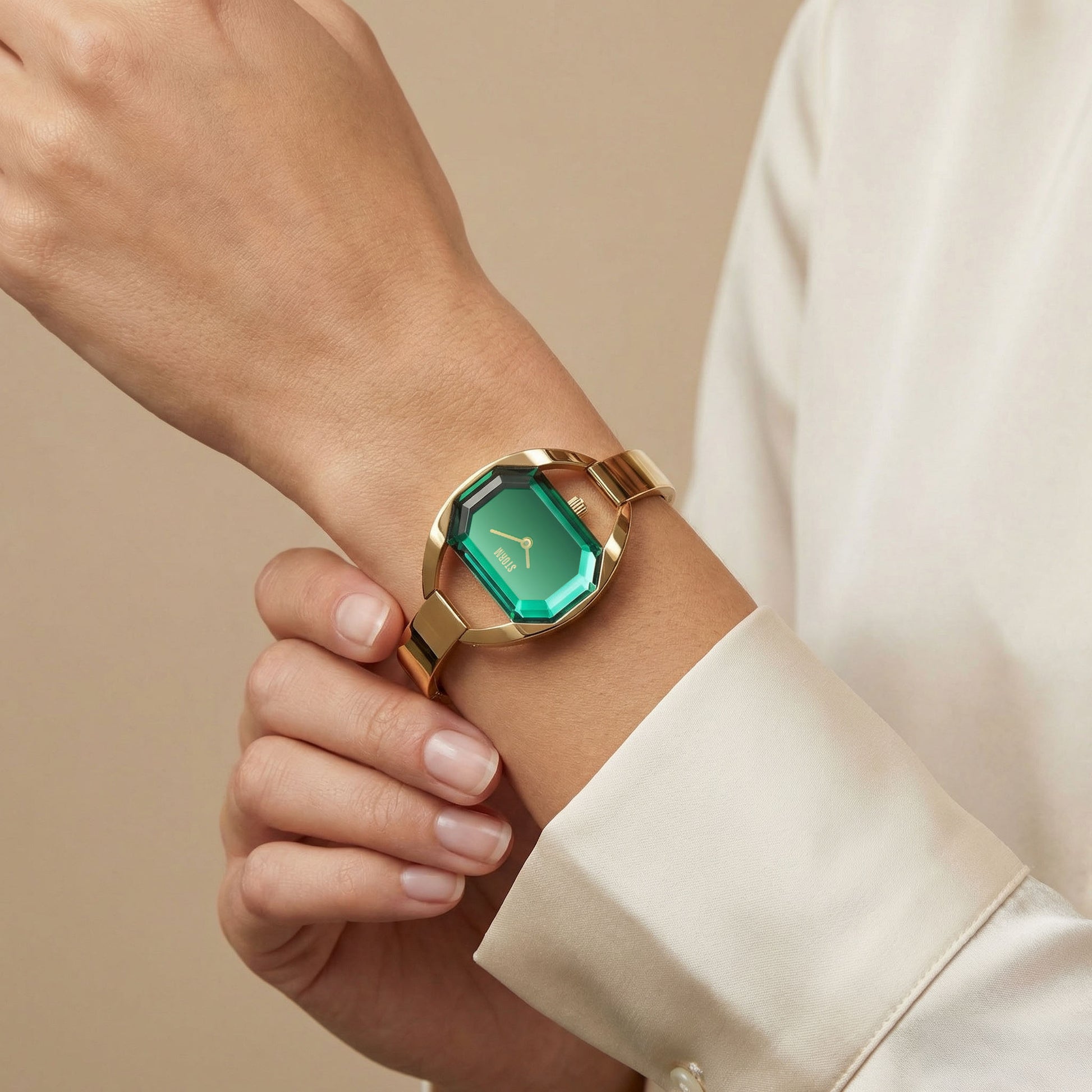 TULISA GOLD LAZER GREEN WRIST 01
