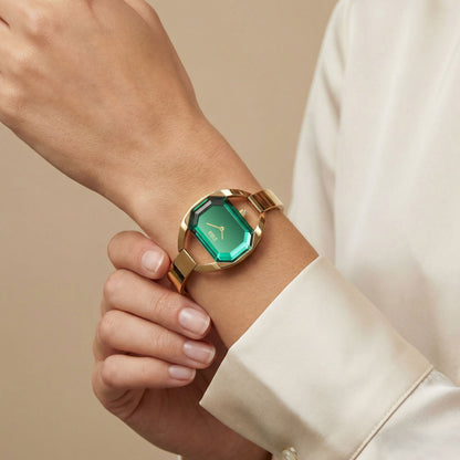 TULISA GOLD LAZER GREEN WRIST 01