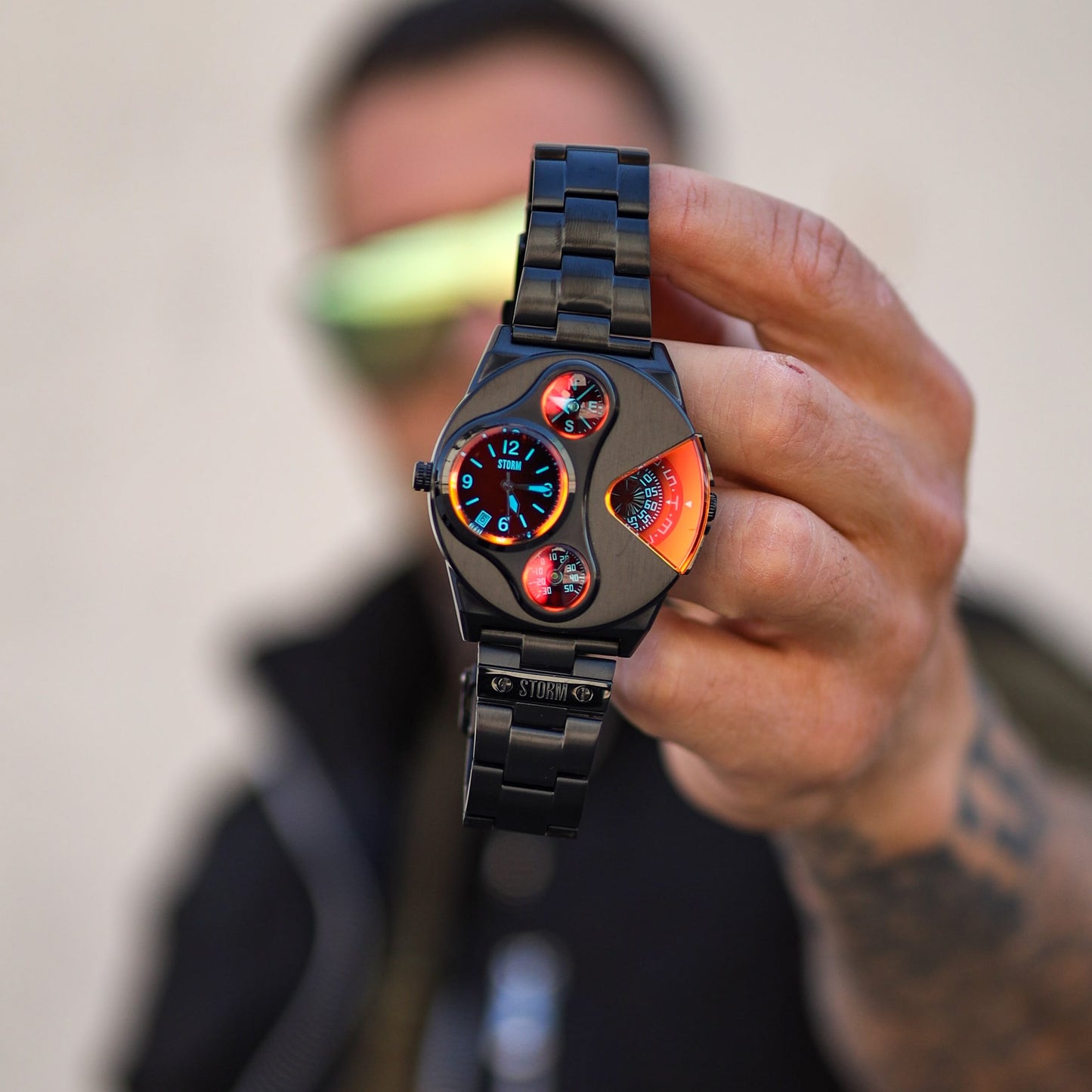 V2 NAVIGATOR SLATE RED LIFESTYLE 1