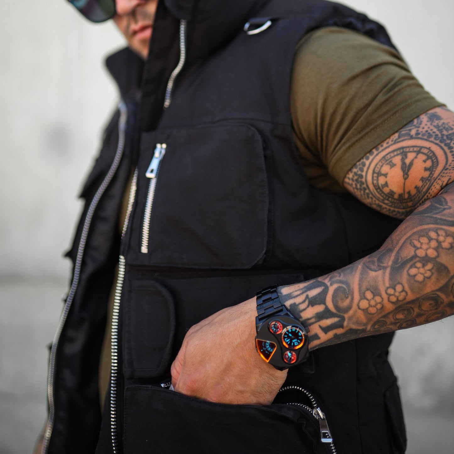 V2 NAVIGATOR SLATE RED LIFESTYLE 2