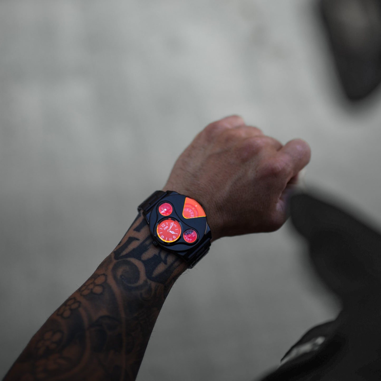 V2 NAVIGATOR SLATE RED LIFESTYLE 3