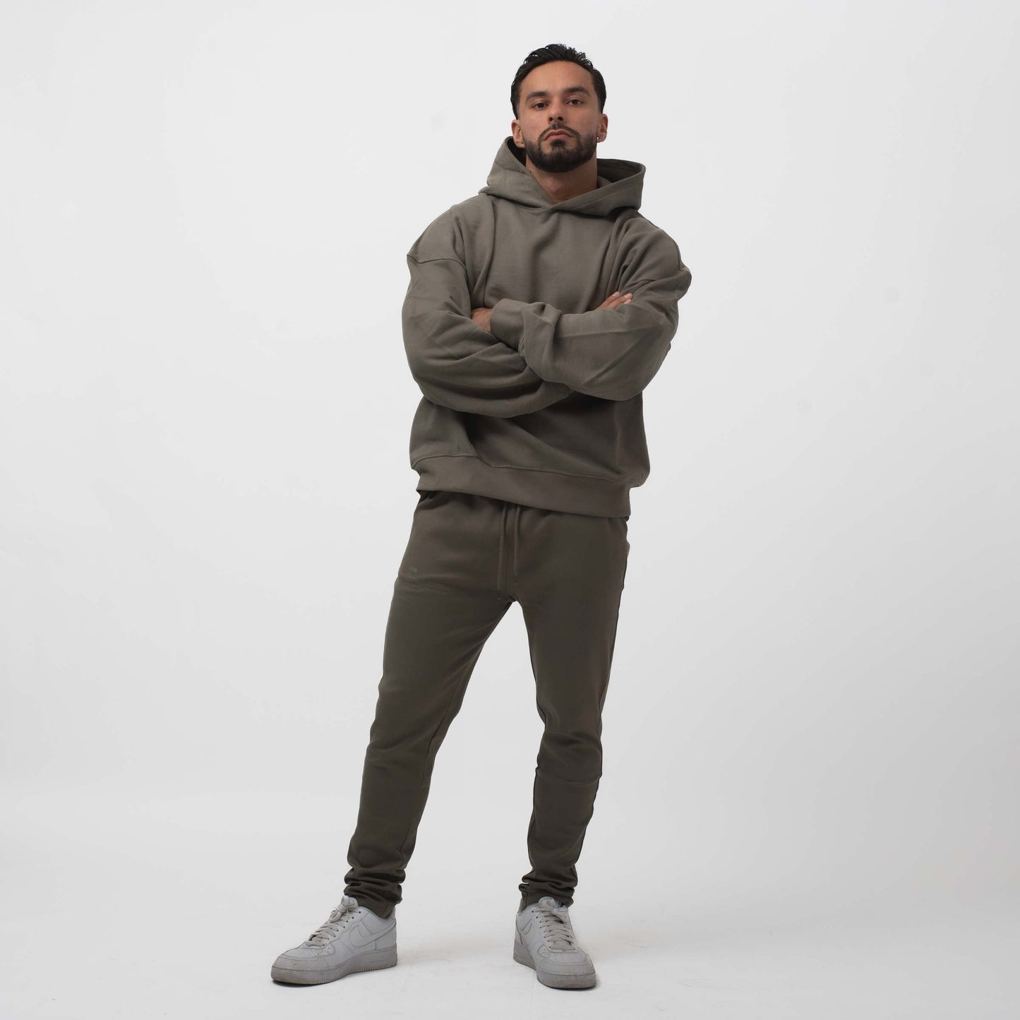 ESSENTIAL FITTED JOGGER OLIVE