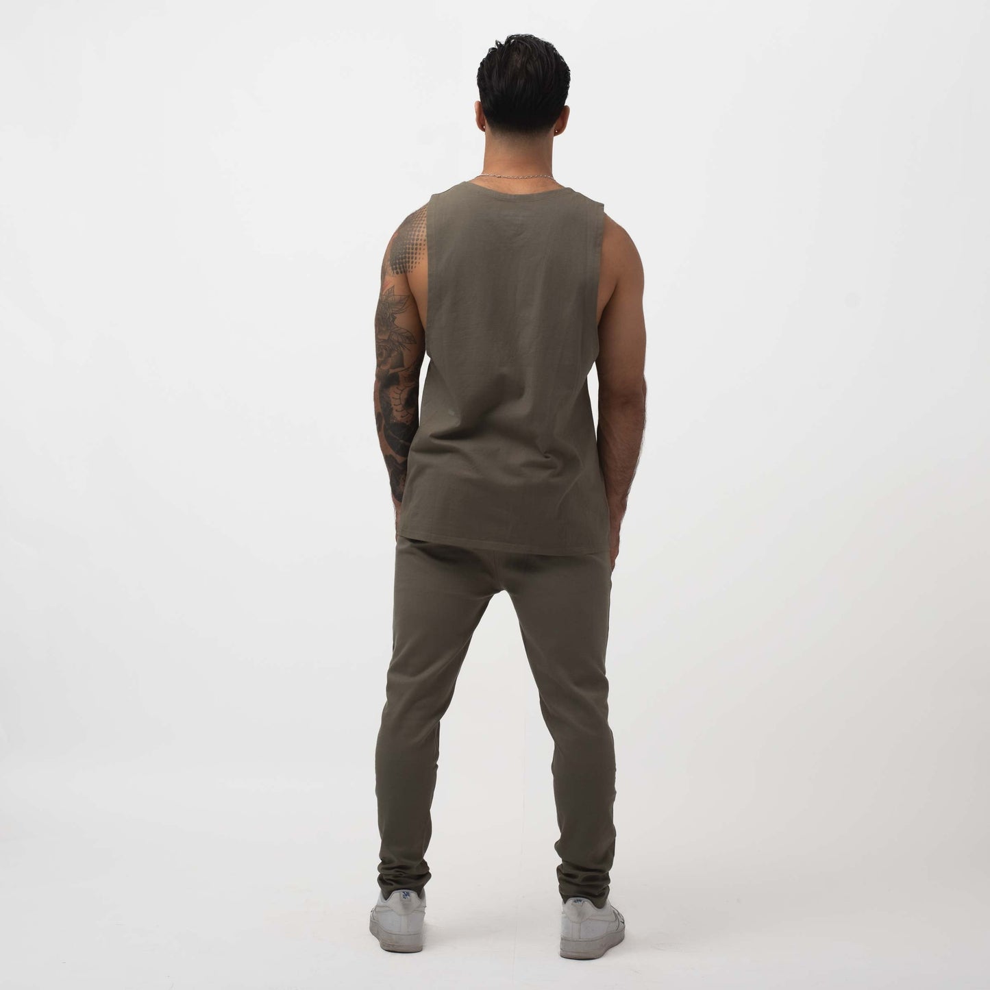 ESSENTIAL FITTED JOGGER OLIVE